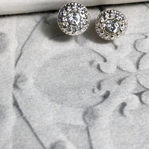 Pave zirconia halo stud earrings/Luxury/quiet luxury/minimalist - Picture 1 of 9